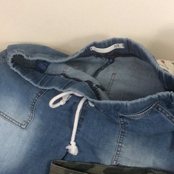 Shorts - Picture 3 of 15